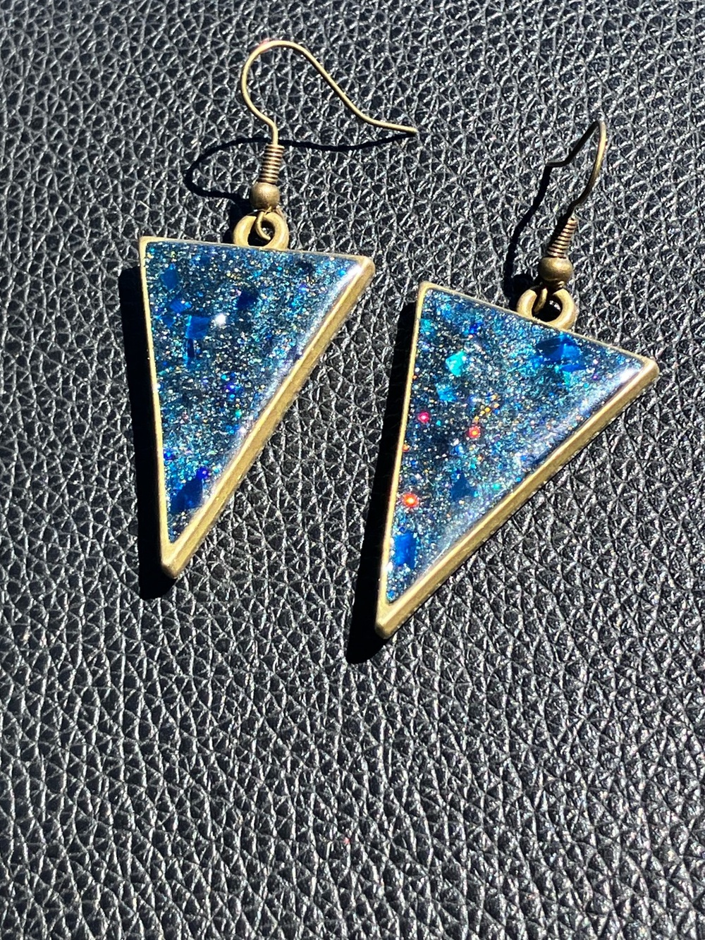 Blue sparkling triangle dangle earrings - Picture 4 of 5